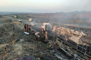 محرقة على طريق العرقوب: حافلة تصطدم بـ"فوكسي" وألسنة النار تحاصر الركاب