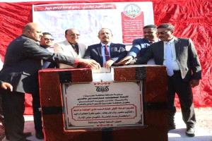 محافظ حضرموت يضع حجر الأساس لتطوير نادي الوحدة بتريم وتعزيز البنية الشبابية والرياضية