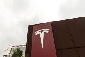 تراجع قياسي لتسلا في ألمانيا وسط ازدهار السيارات الكهربائية
