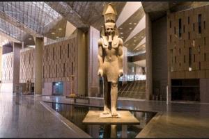 مصر.. السياحة تكشف حقيقة وجود أغطية بلاستيكية ممزقة حول سور المتحف المصري الكبير 