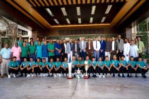 محافظ عدن يهنئ وحدة عدن بتتويجه الثالث بدوري العاصمة ويؤكد دعم الرياضة