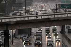 حريق غابات بكاليفورنيا ومخاطر فيضانات في لوس أنجلوس