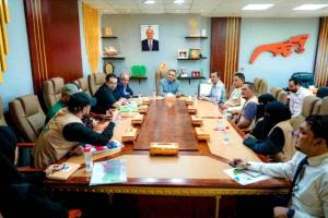 محافظ عدن يثمّن جهود المنظمات في حماية البيئة وتعزيز الاستدامة