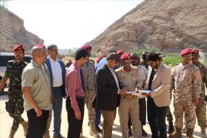 محافظ حضرموت يوجّه بسرعة تسليم مخطط أراضي أسر الشهداء بالمكلا
