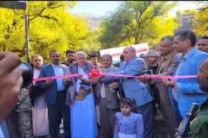 تعز تدشن طريق كوكب المعافر والقرف سامع لتسهيل حياة المواطنين