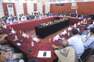 محافظ المهرة يدعو لتفعيل العمل المؤسسي ويؤكد دعم الإصلاحات الاقتصادية
