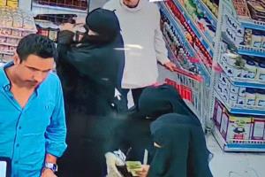 فيديو يفضح متهمة بسرقة أموال أيتام في مركز تجاري.. والإدارة تنشر المقطع وتبرر إجراءات التفتيش