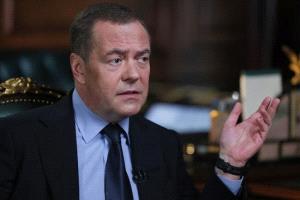 مدفيديف: زيلينسكي "غير شرعي" وانهيار نظامه حتمي

