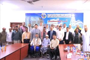 غرفة تجارة حضرموت تبحث مع التجار والبنوك سبل تعزيز الاقتصاد الوطني

