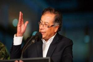 بيترو يواجه اتهامات تهريب المخدرات بكشف حساباته علناً