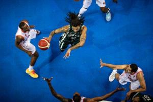 شباب الأهلي يحسم فوزًا مثيرًا على كاظمة الكويتي في سوبر غرب آسيا
