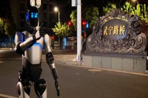 روبوت صيني يمشي 106 كيلومترات ويحقق رقماً قياسياً عالمياً. يعتمد على نظام ذكاء اصطناعي للتفاعل اللغوي والتعرف على الوجوه