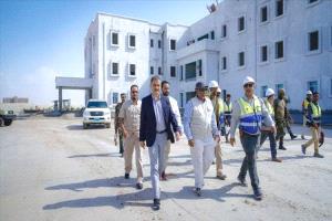 وزير الدولة محافظ عدن يتفقد مدينة الشيخ محمد بن زايد الطبية ويشيد بتقدم المشروع