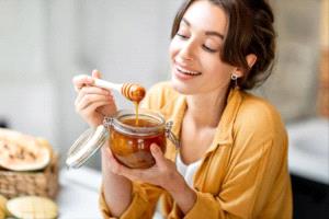 أكل العسل في المنام رسائل رزق وشفاء وبشائر تُبدّد الهموم