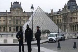 فرنسا توقف أربعة مشتبه بهم في سرقة مجوهرات التاج الملكي من اللوفر
