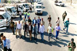 محافظ حضرموت يتفقد جسر المنورة ويطلع على سير الأعمال في مشروع خور المكلا
