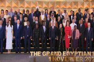 الرئيس السيسي وقرينته يتوسطان قادة العالم في لحظة تاريخية بافتتاح المتحف المصري الكبير
