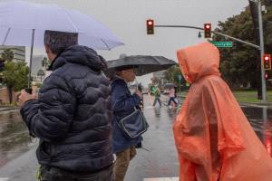 جنوب كاليفورنيا تحت الماء: عاصفة قوية تهدد بفيضانات مفاجئة