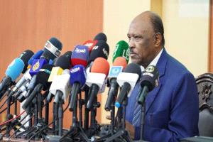 ارتباك سوداني.. وزير الخارجية يكشف الفوضى بقراءة ورقة خاطئة