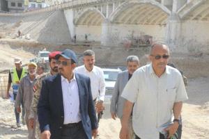 محافظ حضرموت يتفقد مشاريع الطرق بالمرحلة الثانية من خور المكلا لتعزيز الحركة المرورية والسياحية
