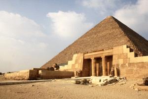 القبض على 3 سياح عراة في الأهرامات بعد انتهاكهم القوانين المصرية
