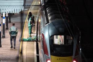 تطور قضية هجوم القطار.. الشرطة البريطانية تعتقل رجلين