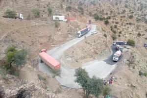 توقّف تام لحركة الشاحنات مع استمرار إغلاق الطرق البديلة بين عدن وتعز