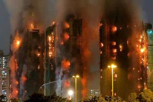 "من الجحيم".. النار تلتهم مجمع مبان في هونغ كونغ