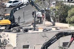 الاحتلال يهدم منزلًا فلسطينيًا في سلوان جنوب الأقصى