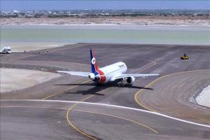 مطار المخا إنجاز ضخم يربط اليمن بالعالم رغم الحرب