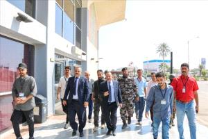 وزير النقل يتفقد مطار عدن الدولي ويعزز معايير السلامة والخدمات