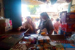 مدير الحوطة ينفذ نزولاً ميدانياً لمراقبة الأسعار ويؤكد استقرار معظم السلع
