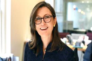 كاثي وود تخفّض توقعاتها للبيتكوين مع صعود العملات المستقرة