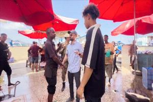 بن جرادي يضبط أسعار الأسماك في حراج صيرة بعدن ويؤكد المساءلة القانونية للمخالفين