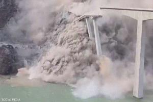 انهيار جسر عملاق بعد أشهر من افتتاحه