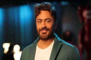 تامر حسني ينفي الشائعات ويطمئن جمهوره عن حالته الصحية بعد الجراحة