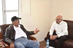 الكثيري يطلع على جهود تطوير الخدمات الملاحية في مطاري الريان وسيئون
