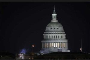 تصاعد الدعوات لإراحة رعيم الاقليه الديمقراطية بالكونغرس شومر بعد "الاستسلام" في معركة الإغلاق الحكومي