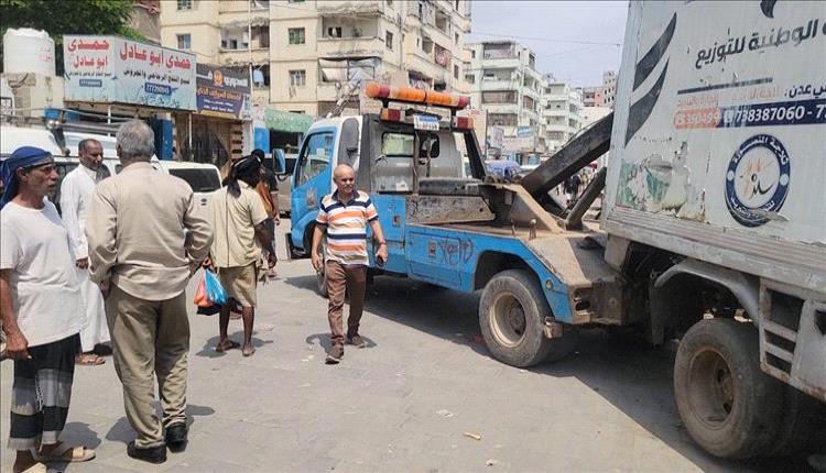 مدير عام المنصورة يواصل حملة رفع السيارات المتهالكة لتحسين الشوارع
