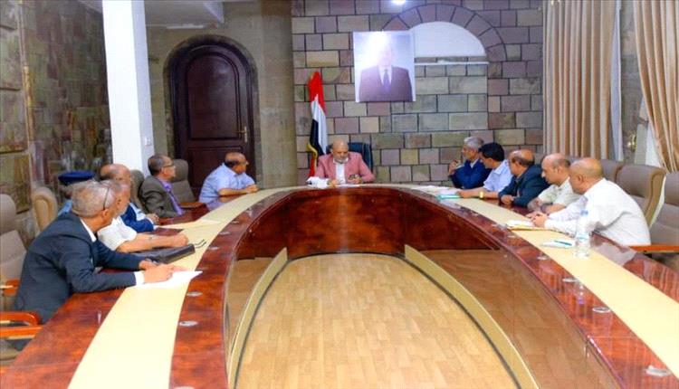 محافظ تعز يشدد على تنظيم الأسواق وفرزات النقل لضبط الحركة وتحقيق الموارد
