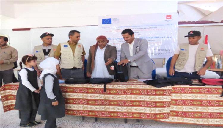 مأرب تطلق مشروع توزيع 35 ألف حقيبة مدرسية لدعم تعليم الأطفال المتأثرين بالصراع