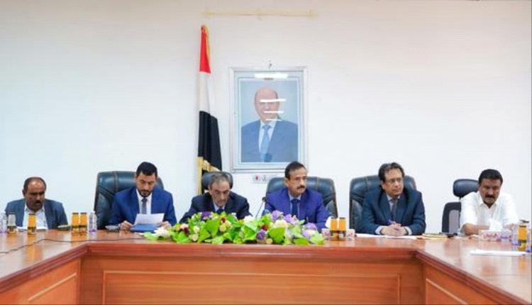 محافظ شبوة يشدد على الانضباط والإنجاز ويكلف بتقييم الأداء التنفيذي