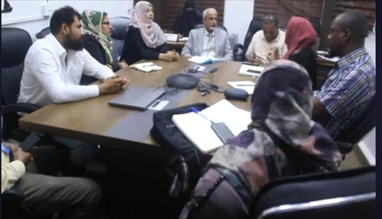 عدن.. وكيل وزارة الصحة يبحث دعم الصحة الإنجابية مع الهيئة الطبية الدولية
