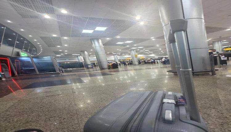 فوضى في مطار القاهرة.. مسافرون يمنيون عالقون.. لهذا السبب!