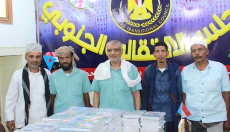 انتقالي شبام يخفف أعباء الدراسة بمبادرة لتوزيع 600 حقيبة مدرسية
