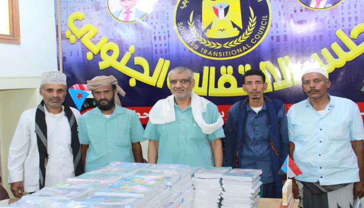 انتقالي شبام يوزّع 600 حقيبة مدرسية على طلاب الأسر المحتاجة
