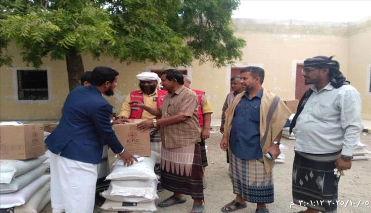 الهلال الأحمر بأبين يوزع مساعدات غذائية لـ112 أسرة نازحة في مودية
