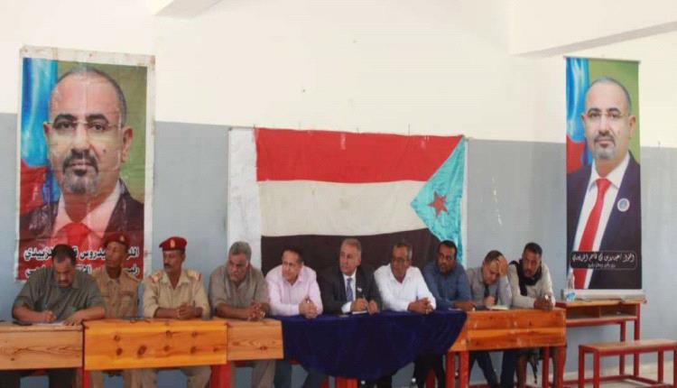 فريق التوجيه الرئاسي يعقد لقاءً مشتركًا مع قيادتي الانتقالي والسلطة المحلية في حبيل جبر لتعزيز التنمية والخدمات
