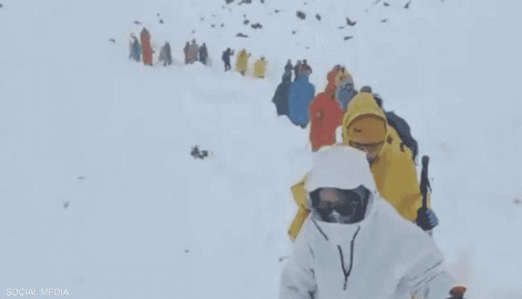 إنقاذ 350 سائحا حاصرتهم الثلوج في "عاصفة إيفرست"