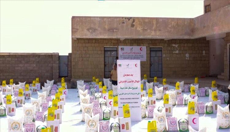 بدعم إماراتي توزيع 300 سلة غذائية للأسر الأشد فقرًا في المخا